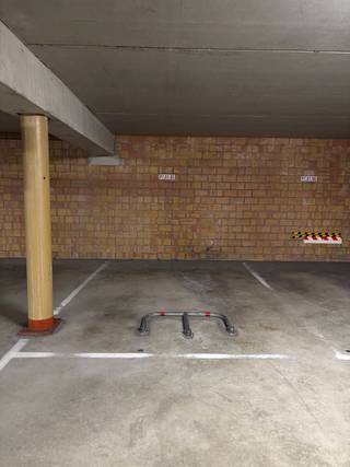 Overdekte staanplaats te huur op niveau -1 in residentie Apollo te Nieuwpoort-bad.Vlot inrijbaar en voorzien van een beugel...