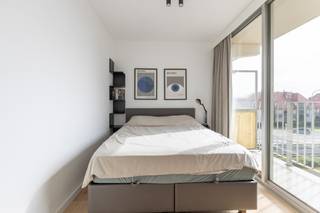 <p>Lichtrijk appartement in Nieuwpoort met zongericht terras en vrij zicht.</p>
<p>Dit recent gerenoveerde appartement in Nieuwpoort combineert een aangename ligging met een praktische indeling en veel natuurlijk licht. Gelegen in de geliefde Simliwijk geniet u hier van een rustige omgeving vlak bij het centrum en de toeristische zone. Het zongerichte terras biedt een mooi open zicht op de Simliwijk en vormt een ideale plek om buiten te ontspannen. Dankzij de recente renovatie is het appartement instapklaar en hedendaags afgewerkt. Een interessante opportuniteit voor wie een appartement aan zee zoekt als vaste woonst, tweede verblijf of investering.</p>
<p>Belangrijkste ruimtes:<br />• Inkomhal met vlotte toegang tot de verschillende ruimtes.<br />• Lichtrijke living met aangename leefruimte en toegang tot het terras.<br />• Keuken met praktische indeling.<br />• Slaapkamer met rustige uitstraling.<br />• Badkamer functioneel ingericht.<br />Troeven:<br />• Zongericht terras met open zicht op de Simliwijk.<br />• Zeer recent gerenoveerd en instapklaar.<br />• Lichtrijk appartement op een centrale ligging in Nieuwpoort.</p>