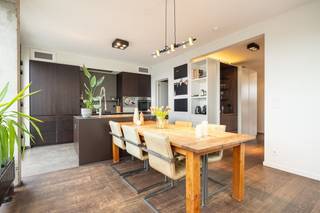 <p><span> </span></p><p><span>Op zoek naar een uniek penthouse waar luxe, ruimte en licht samenkomen? Dit high-end afgewerkte appartement op de bovenste verdieping biedt volledige privacy, twee zonnige terrassen en een sublieme afwerking met ingemaakte kasten, parketvloer, ingebouwd soundsysteem en een ingebouwde gashaard. Hier woon je letterlijk op niveau, in het hart van Borgerhout. Daarbovenop kan je 2 ondergrondse staanplaatsen optioneel aankopen (€30.000 per stuk)</span></p><p><span> </span></p><p><span>Licht, luxe &amp; leefruimte</span></p><p><span>Vanuit de lift stap je rechtstreeks binnen in je eigen inkomhal – een binnenkomer die meteen de toon zet. De stijlvolle inkom met maatkasten en veiligheidsdeur leidt je links naar het leefgedeelte, waar grote glaspartijen en een doorlopende parketvloer zorgen voor een warm en open gevoel. </span></p><p><span>De keuken is strak en high-end afgewerkt met een groot kookeiland en composieten werkblad. Je kookt hier met alle comfort: gasvuur, dampkap naar buiten, oven, stoomoven, dubbele ingebouwde koelkasten en diepvriezers, en een royale spoelzone. Ideaal voor wie graag kookt én ontvangt. Overal rondom geniet je van licht, zicht en directe toegang tot het terras. De perfecte plek om gasten te ontvangen, samen te genieten van een gezellige BBQ en toch in contact te blijven met iedereen, binnen én buiten. Aangrenzend aan de keuken bevindt zich een praktische berging.</span></p><p><span>De open keuken vloeit naadloos over in de leefruimte en creëert een harmonieus geheel. De ingebouwde gashaard en maatkasten zorgen voor extra klasse en een warme, gezellige sfeer. Dankzij de vele raampartijen geniet je bovendien overal van een mooie lichtinval en directe toegang tot het terras.</span></p><p><span> </span></p><p><span>Slaapcomfort &amp; wellnessgevoel</span></p><p><span>Links via de gang kom je in de badkamer, een ware oase van rust en luxe. Je vindt er een ruim ligbad, een stijlvolle inloopdouche met mozaïekafwerking, handdoekenradiator en een dubbele lavabo. Dankzij de dakkoepel baadt de ruimte in natuurlijk licht. Bovendien is er een tweede toilet voorzien, ideaal om je dag in alle comfort te starten en te eindigen. Over de badkamer bevindt zich de technische ruimte, voorzien van aansluitingen voor wasmachine en droogkast.</span></p><p><span>Aan de rustige achterzijde van het gebouw bevindt zich het slaapgedeelte, deze gehele zijde is uitgerust met automatische zonnewering. De royale master bedroom (oorspronkelijk twee kamers) is uitgerust met airco en  ingemaakte kasten en geniet van een overvloed aan licht dankzij de grote glaspartijen met zicht op het terras, dat uitkijkt op het monumentale centraal station en de zoo van Antwerpen. Aansluitend vind je een stijlvolle bureauruimte, afgewerkt met maatkasten en met toegang tot het tweede terras.</span></p><p><span>Daarnaast is er nog een tweede slaapkamer eveneens met ingemaakte kasten, veel licht en dezelfde stijlvolle parketvloer.</span></p><p><span> </span></p><p><span>Binnen en buiten in perfecte harmonie</span></p><p><span>Met twee terrassen geniet je hier op elk moment van de dag van zon en rust. Vooraan heb je een ruim terras grenzend aan de leefruimte en keuken, achteraan een tweede terras waar je in alle privacy kan ontspannen met zicht richting de stad.</span></p><p><span>Dankzij de grote raampartijen rondom voelt het appartement als één geheel met buiten – een zeldzaam gevoel van ruimte en vrijheid, midden in de stad.</span></p><p><span> </span></p><p><span>Stadse dynamiek &amp; verrassend groen</span></p><p><span>Je woont hier op een levendige en centrale locatie in Borgerhout, met alles binnen handbereik. Supermarkten, buurtwinkels en openbaar vervoer liggen op wandelafstand, net als gezellige pleinen zoals het Moorkensplein en de Dageraadplaats. Ook het Centraal Station en de Ring zijn vlakbij, wat zorgt voor een uitstekende bereikbaarheid. </span></p>