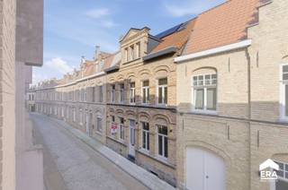 <p><strong>Vastgoedtopper te koop: karaktervolle tot in de puntjes gerenoveerde herenwoning met 4 slpk (5e mogl) in het centrum van Ieper</strong></p>

<p>Deze statige woning combineert authentieke charme met moderne hoogwaardige afwerking. De centrale ligging maakt dagelijkse voorzieningen en openbaar vervoer makkelijk bereikbaar, ideaal voor gezinnen of wie comfortabel wil wonen in een residentiële omgeving.</p>

<p> </p>

<p>Indeling:<br />• Inkomhal met <strong>bergruimte </strong>(ideaal voor <u>fietsen</u>), apart toilet en toegang tot de <strong>droge kelder</strong><br />• Leefruimte met veel natuurlijk lichtinval, ruimte voor zithoek, eethoek en bureau / speelhoek<br />• Volledig uitgeruste keuken met toegang tot de berging<br />• Twee slaapkamers op de eerste verdieping.<br />• Badkamer met inloopdouche, bad en lavabomeubel alsook <strong>ingemaakte kasten</strong> voor wasmachine en droogkast<br />• Tweede verdieping: polyvalente ruimte, 2 slaapkamers en een zolderberging</p>

<p>Troeven:<br /><strong>• Blanco elektrische keuring, asbestveilig én EPC label B (10 zonnepanelen met thuisbatterij)</strong><br />• Centrale ligging in hartje Ieper<br />• Prachtige herenwoning, recentelijk gerenoveerd<br />• Uiterst kwalitatieve materialen en praktische indeling</p>

<p><em><u>Beschikbaarheid: vanaf 01/03/2027 of vroeger in overleg</u></em></p>

<p>Instelprijs €495.000<br />Alle biedingen worden aan de eigenaar overgemaakt. De eigenaar behoudt zich het recht voor om een bod al dan niet te aanvaarden.<br /><br />Neem vandaag nog contact op met je ERA-makelaar voor een bezoek!</p>

<p>JOUW DROOMHUIS. ZO GEVONDEN!</p>