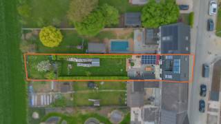<p>BURST- Deze verrassend ruime gezinswoning kan u vinden op een rustige maar vlot bereikbare locatie te Burst. Van zodra u binnenkomt via de aparte inkomhal, voelt u meteen het potentieel welke deze woning te bieden heeft.<br /><br />De afgelopen jaren onderging deze woning al heel wat essentiële en belangrijke vernieuwingen. Zo werd de woning voorzien van een volledig nieuwe dakstructuur, een nieuw ventilatiesysteem, dubbele beglazing,10 zonnepanelen, een conforme elektriciteitsinstallatie, nieuwe sanitaire leidingen, centrale verwarming enz... Zo werden de kernzaken reeds volledig vernieuwd. Tevens werd er een vergunning afgeleverd voor het plaatsen van een nieuwe achterbouw (plannen beschikbaar).<br /><br />Voorlopig bevinden zich op het gelijkvloers een aparte inkomhal, een lichtrijke leefruimte met zithoek en geïnstalleerde keuken, een praktische bergruimte en een ruime inpandige garage. Op de eerste verdieping bevinden zich naast de nachthal nog 4 slaapkamers en een functionele badkamer. Verder is er een vaste trap naar de 2de verdieping voorzien waar nog een extra bureauruimte en een 5de slaapkamer werd gecreëerd. Tevens werd op de 2de verdieping een mooi dakterras gecreëerd en is op deze verdieping alles voorzien voor een extra badkamer en dressing.<br /><br />Buiten wacht een extra troef namelijk een zonnige tuin met een prachtig open zicht op de velden waar u kan genieten van alle rust en privacy. Daarnaast beschikt de woning nog over tal van praktische ruimtes zoals een kelder en buitenberging.<br /><br />De woning vraagt zeker nog afwerking maar biedt tegelijk een sterke toekomstgerichte en technisch solide basis.<br /><br />Op wandelafstand bevinden zich scholen en station Burst.<br /><br />Wilt u de mogelijkheden van deze ruime gezinswoning ontdekken, maak dan snel uw afspraak!<br /><br />De vermelde prijs is een richtprijs en niet bindend. Na ontvangst van de biedingen beslist de verkoper vriij om al dan niet over te gaan tot verkoop en aan welk bod.</p>