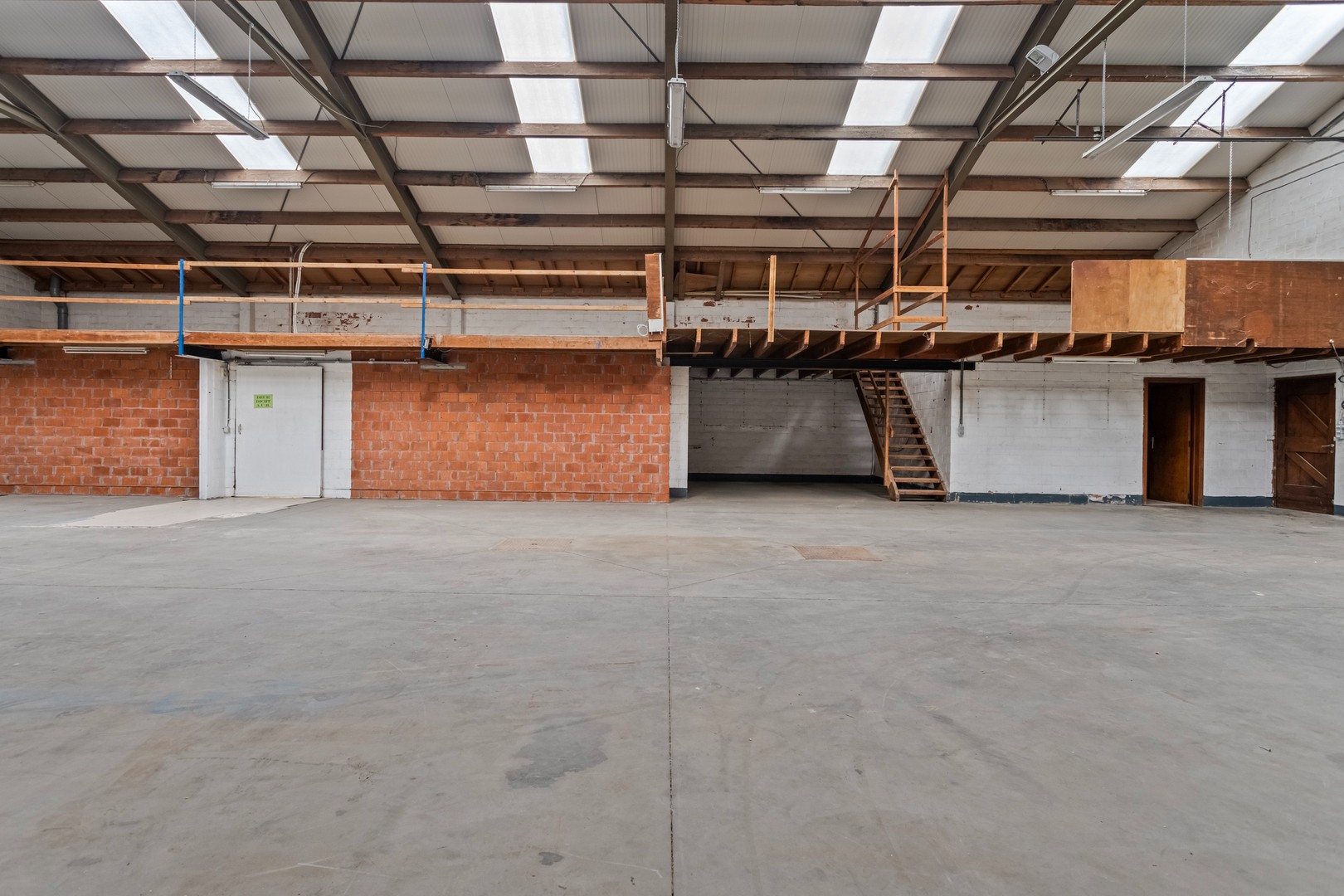 Magazijn van 355 m² + garage 45 m² met een goede centrale ligging - foto 5