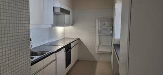 Totale oppervlakte van het appartement: 126m² + terras van 26m².<br />Het appartement bevind zich op de 6<sup>e</sup> verdieping van Residentie Hertogenpark. Dit appartement is werkelijk aan een totale renovatie toe.<br />In bijlage ziet u de <strong>foto’s van de bestaande toestand en enkele impressies van hoe het zou kunnen worden.</strong><br /><br />Zeer ruime inkomhal met vestiaire, gastentoilet en berging/wasplaats. Naar de woonkamer toe hebben wij eerst een momenteel half open keuken van 2.40m x 4.80m. Woon-eetkamer van 7.03m x 6.60m. Vanuit de woonkamer en de twee slaapkamers hebben wij toegang tot het terras van 26m².<br />Nachthal met toegang tot de twee slaapkamers. Een eerste logeerkamer van 5.28m x 2.20m met eigen douchekamer. Daarnaast hebben wij de hoofdslaapkamer in combinatie met een dressingruime en een badkamer.<br />Ondergronds bevind zich een ruime kelderberging van +/- 9m². Deze zit mee in de prijs vervat.<br /><br />Mogelijk om tot aankoop over te gaan van 2 ondergrondse autostaanplaatsen.<br />*Gunstige score: Appartement <strong>EPC 103</strong> kWh/m² jaar. Is een <strong>B score!</strong><br /><br /><strong><u>Woordje uitleg over deze unieke Residentie:</u></strong><br /><strong><em>Residentie ‘Hertogenpark’</em></strong><em> of hoe wonen resideren wordt!<br /><br /><strong>Op 100 meter van de Jan Van Rijswijcklaan en in de Markgravebuurt bevindt zich deze hoogstaande Residentie ‘Hertogenpark’. Wonen met een hotelgevoel is hier de standaard. De royale inkomhal, die trouwens volledig vernieuwd werd maakt dit al van bij het binnenkomen van het gebouw duidelijk. Het gemeenschappelijke binnenzwembad en de aansluitende saunaruimte zorgen voor ontspanning, net als de lounge waar geregeld exposities en kleinschalige concerten plaatsvinden voor de liefhebbers.<br />Eveneens is er in de ondergrondse garage een ruime wasplaats voor de wagen! Ook het comfort van 2 conciërges is niet te onderschatten.<br />Ook een aparte ruimte waar koerierdiensten hun pakjes kunnen opbergen. Het gebouw wordt tot in de puntjes verzorgd en het afval wordt op elke verdieping gesorteerd en verzameld.<br />De mobiliteit is bovendien ideaal: vlakbij de invalswegen om vlot in en uit de stad te rijden, op wandelafstand van openbaar vervoer en met allerlei winkels op enkele stappen van het appartement.<br />De veiligheid, orde en netheid welke door de 2 conciërges dagelijks wordt opgevolgd en welke beurtelings van dienst zijn zorgen voor een rustige, sfeervolle en aangename bewoning.<br />De beveiligde ondergrondse parkings en de grote terrassen geven een perfecte samensmelting van luxe. Mensen die niet de zorg van een villa willen, maar wel de geborgen luxe van een residentieel appartement, vinden in de Residentie precies wat ze zoeken.</strong></em><br /> <br />