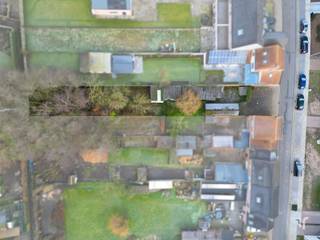 Ruim perceel bouwgrond (628 m² ), op een rustige ligging.STARTPRIJS: Elk bod boven deze startprijs, wordt voorgelegd aan de eigenaars, die al dan niet kunnen in gaan op dit aanbod.Het perceel is rustig gelegen met de ruime tuin moet aangebouwd te worden aan nummer 47, met de bepalende bouwvoorschriften.Bouw hier uw droomwoning voorzien van alle hedendaagse wooncomfort met een aangename, handige indeling.Eén belangrijke troef is de ruime, zongerichte tuin, die dankzij de gunstige oriëntatie gedurende een groot deel van de dag en avond van veel natuurlijk zonlicht geniet.Deze nieuw te bouwen rijwoning is ideaal voor gezinnen, koppels of voor wie op zoek is naar comfortabel en duurzaam wonen.De getoonde afbeeldingen zijn louter ter illustratie en dienen enkel als voorbeeld. De koper is uiteraard vrij om zelf een keuze te maken wat betreft de uitvoering en afwerking.Voor meer informatie contacteer Regine: 0493 112 050 - regine@correctvastgoed.be👉 Online schattingstool: https://www.correctvastgoed.be/schatting