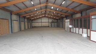Bedrijfshal van 600m² met voorplein van ongeveer 230 m², onmiddellijk beschikbaar en vlot bereikbaar vanaf de E34 Antwerpen - EindhovenVerwarming in...