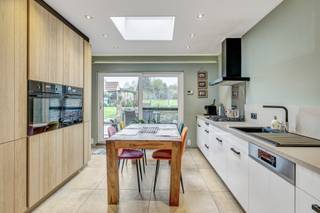 <p>Voor meer info of een bezoek, bel Leentje - 054 78 90 01 - Deze woning in Erwetegem is<strong> volledig gerenoveerd met kwalitatieve materialen en is werkelijk instapklaar</strong>. Op het gelijkvloers komt u binnen in de ruime living met aangrenzend <strong>de vernieuwde en ingerichte keuken</strong>. Verder op het gelijkvloers bevindt zich een berging én toegang tot het gedeeltelijk overdekt terras. Achteraan de woning is er zicht op de tuin die voor alle duidelijkheid <strong>niet</strong> behoort tot de woning! Tevens is er een kelder aanwezig. Op de eerste verdieping bevindt zich een nachthal, een badkamer met ligbad en <strong>een eerste slaapkamer</strong>. Op de tweede verdieping is er <strong>een ruime tweede slaapkamer van bijna 20m²</strong>. Gunstig<strong> EPC B</strong> = laag energieverbruik -<strong> Elektriciteit conform</strong> - <strong>Asbestveilig</strong>. Ideale starterswoning mét topverbinding naar centrum én station Zottegem. (Maatregelen opgenomen in het maatregelenregister: neen)</p>