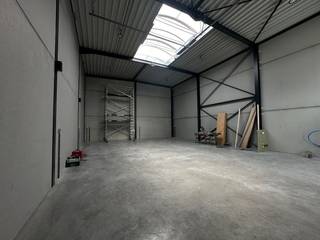KMO-unit van ca. 150 m² te huur in Ieper aan de Kruiskalsijdestraat met 2 privatieve parkeerplaats. Specificaties:- Magazijn van ca. 150 m²- Lichtstraat- 2 privatieve parkeerplaatsen- Sectionale poortHet magazijn is gelegen in de nabijheid van diverse invalswegen en de A19. Uitermate geschikt voor opslag en kleine ambacht.Bent u op zoek naar bedrijfsvastgoed bestaande uit een magazijn te huur in Ieper? Aarzel dan zeker niet om ons te contacteren op het nummer 056 21 11 11.