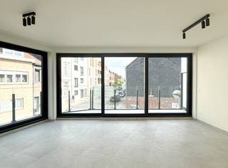 Ontdek dit moderne appartement op de eerste verdieping, waar comfort, licht en energiezuinig wonen perfect samenkomen.<br /><br />Indeling: inkom, 2 comfortabele slaapkamers, apart toilet, badkamer met inloopdouche, lavabomeubel en handdoekradiator, berging en ruime woonkamer met open keuken.<br /><br />Buiten: privatief terras.<br /><br />Parkeren & berging: ondergrondse autostaanplaats en privatieve berging met elektriciteit inbegrepen in de huurprijs.<br /><br />Afwerking: volledig geschilderd opgeleverd, voorzien van armaturen, gordijnrails en lichte deuren.<br /><br />Duurzaam & energiezuinig: verwarming via geothermie en zonnepanelen per appartement, E-peil = 20.<br /><br />Algemene onkosten: 90 euro / maand<br /><br />Benieuwd naar dit project? Neem contact met ons op voor meer informatie of een rondleiding:<br />?? 03/775.44.10<br />?? info@immo-jet.be