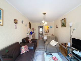 Dit gezellige 1 slaapkamer appartement is gelegen op de derde verdieping van de kleinschalige residentie Marie-Christine. Het appartement vereist enkele opfriswerken maar kan perfect dienst doen voor verschillende doeleinden. Bij het betreden komt u in de nachthall vanwaar er toegang is tot de woonkamer, afzonderlijke keuken, badkamer met douche en toilet en de ruime slaapkamer. Achteraan het appartement vindt u nog een overdekt terras terug. Het appartement wordt gemeubeld verkocht. U vindt er alles op wandelafstand: restaurants, winkels,...