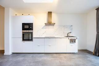 Gelegen vlakbij het Astridpark en op wandelafstand van het bruisende centrum van Kortrijk, geniet je hier van een perfecte combinatie van...