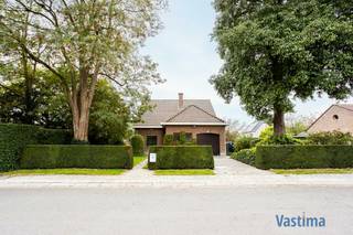 In het geliefde Steenland, een rustige en doodlopende villawijk in Aalst, wacht deze charmante villa op haar nieuwe eigenaar. Hier geniet je van de perfecte balans tussen rust, ruimte en bereikbaarheid, met de prachtige natuurgebieden Kluizenbos en Gerstjens vlakbij voor heerlijke wandelingen en ontspanning in het groen.<br /><br />EPC label C – Geen renovatieplicht! / Centrale verwarming / Regenwaterput / Solide structuur / Zuidwest georiënteerde tuin / Authentieke parket op de 1<sup>e  </sup>verdieping<br /><br />Bij het betreden van de woning voel je meteen de warme en huiselijke sfeer. Op het gelijkvloers bevindt zich een lichtrijke leefruimte met uitzicht op de perfect georiënteerde tuin – een oase van rust waar je in alle privacy kunt genieten van de zon. De praktische keuken sluit mooi aan bij de eet- en leefruimte, terwijl een aparte bureau ideaal is voor een zelfstandige praktijk of home office. Verder vind je een handige wasplaats/berging, een gastentoilet en een inpandige garage die rechtstreeks toegang biedt tot de woning. Een kelder maakt het geheel compleet en biedt extra functionaliteit voor wie graag orde en ruimte combineert.<br /><br />De eerste verdieping herbergt drie ruime slaapkamers en een comfortabele badkamer met toilet. Twee extra bergruimtes zorgen ervoor dat alles netjes kan worden opgeborgen, terwijl de zolder nog bijkomende opslagmogelijkheden biedt.<br /><br />De villa beschikt bovendien over een oprit voor één wagen en ligt in een kindvriendelijke, residentiële buurt met een uitstekende verbinding naar scholen, winkels en het centrum van Aalst. Of je nu een gezin bent dat op zoek is naar rust en ruimte of een starter die wil investeren in een kwaliteitsvolle woning – deze villa voldoet aan alle verwachtingen.<br /><br />Mis deze unieke kans niet om te wonen op een toplocatie in Aalst waar comfort, rust en natuur samenkomen.<br /><br />Plan vandaag nog je bezoek en laat je betoveren door de charme en ligging van deze prachtige woning!