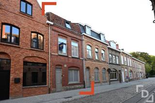 In het centrum van Ieper bevindt zich deze statige, ruime woning met drie slaapkamers. Dankzij de doordachte indeling en twee volwaardige verdiepingen biedt dit pand een comfortabele woonbeleving in een uiterst centrale ligging.Op het gelijkvloers vinden we de uitgeruste keuken met koelkast, kookplaat en oven, de gezellige leefruimte, een apart toilet en een technische ruimte met aansluiting voor een wasmachine. Vanuit de keuken is er directe toegang tot het terras.Op het eerste verdiep bevindt zich een praktische opbergruimte, een ruime slaapkamer en een badkamer met douche, toilet en lavabomeubel. Op het bovenste verdiep liggen de twee bijkomende slaapkamers.De woning is beschikbaar vanaf 01/12/2026.TROEVEN: - Zeer centrale ligging- Lichtrijke woning- Verwarming op gas