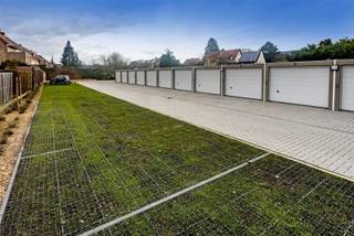 Staanplaatsen te huur op complex met garageboxen. De garageboxen op het terrein zijn reeds verhuurd doch krijgt u na de huur van een...