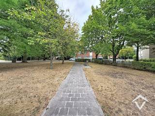 Deze woning is gelegen in het Biezenhof, één rustige woonwijk aan de rand van Roeselare. De wijk Biezenhof is typerend voor zijn vlotte bereikbaarheid naar de ring, het Mamoetcenter alsook het stadscentrum! <br /><br />De indeling van deze woning is als volgt: voortuin - inkomhal - apart toilet - living - aparte keuken met berging - ruime garage met berging - ruime, afgesloten tuin met oprit. De tuin is toegankelijk via de achterzijde van de woning. Wat handig is voor tuinafval alsook stockage van fietsen etc. <br />Verdiep 1: nachthal - 3 volwaardige slaapkamers en badkamer. Via een uitschuifbare ladder is er toegang naar één ruime zolder. <br /><br />Troeven:<br />- Gunstige, centrale ligging<br />- Stevige woning: tussenverdiepen in beton<br />- Garage<br />- Toegang via achterliggende weg<br />- Ideaal voor één gezin, zowel jong als oud<br /><br />Contacteer ons vandaag nog voor één afspraak ter plaatse!