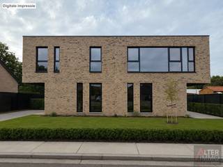 <strong>Moderne halfopen nieuwbouwwoning van circa 170 m² gelegen op een perceel van 3a 75ca.:</strong><br /><br />Aan de Kampstraat te Genk wordt deze moderne halfopen nieuwbouwwoning aangeboden in casco+ staat.<br />De woning maakt deel uit van een kleinschalig project van slechts 2 woningen en biedt een uitstekende basis voor een comfortabele gezinswoning.<br />Dankzij de casco+ formule krijgt u de mogelijkheid om de verdere afwerking van de woning naar eigen smaak en wensen te bepalen.<br /><br />De eigentijdse architectuur, grote raampartijen en praktische indeling zorgen voor een aangename en lichtrijke ervaring.<br />U geniet hier van een rustige woonomgeving, gecombineerd met een vlotte bereikbaarheid van het centrum van Genk en de omliggende gemeenten.<br /><br />Op het gelijkvloers beschikt de woning over een inkomhal met vestiaire, afzonderlijk toilet, berging, keuken, hobbyruimte (bureau) en een ruime leefruimte.<br />Vanuit de leefruimte is er rechtstreeks toegang tot het terras en de tuin.<br /><br />De verdieping omvat 3 slaapkamers, waarvan één beschikt over een aansluitende dressing.<br />Verder zijn er een badkamer, afzonderlijk toilet en tweede berging voorzien.<br /><br />Optioneel kan de woning, tegen meerprijs, worden uitgerust met airconditioning, bestaande uit 5 binnenunits.<br /><br /><strong>Deze woning wordt eveneens aangeboden in volledig afgewerkte staat.</strong><br /><strong>Bezoek onze website voor meer informatie of contacteer ons vrijblijvend op 011 53 35 53.</strong><br /><br /><strong>Extra troeven:</strong><br />+ Nieuwbouw HOB<br />+ Casco+ = mogelijkheid tot persoonlijke afwerking op maat<br />+ Lichtrijke leefruimtes dankzij de vele raampartijen<br />+ Energiezuinig wonen<br />+ Rustige, residentiële ligging<br /><br /><em>De getoonde digitale impressiebeelden zijn illustratief en niet bindend. </em>