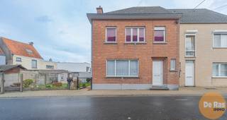 EERSTE BEZOEKDAG ZONDAG 8 MAART VAN 10u TOT 14u (ENKEL OP AFSPRAAK !!)Naar indeling beschikt de woning op het gelijkvloers over een aparte inkomhal,...