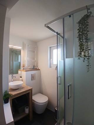 Instapklare karaktervolle woning met 4 slaapkamers op een toplocatie in Sint-Agatha-Berchem.<br /><br />TE KOOP : Instapklare twee-gevel woning met open zicht, 4 ruime slaapkamers en binnenkoer in de dorpskern van Sint-Agatha-Berchem. Met een zeer goede mobiliteitsscore van 9,4/10 en het Wilderbos als uw verlengde achtertuin, woont u hier in een (kind)vriendelijke, levendige en groene omgeving. <br /><br />Troeven:<br />•Toplocatie met open zicht: Gelegen in een rustige, gegeerde buurt met alle voorzieningen (scholen, winkels, openbaar vervoer, culturele centra) en Schweitzerplein op wandelafstand. Uitstekende verbinding met de Ring en het treinstation; groene ligging vlak bij Wilderbos. <br />•Lichtrijke woning<br />•4 Volwaardige slaapkamers<br />•2 Badkamers en toiletten<br />•Binnenkoer<br />•Conforme electriciteit en recente ketel<br /><br />Indeling van de woning :<br />•Souterrain: De woning is volledig onderkelderd en kan gebruikt worden als wasplaats, stockageruimte of hobbyruimte.<br />•Gelijkvloers: Gezellige leefruimte met ingerichte keuken en toegang tot het terras. Verder bevindt zich hier een badkamer met ligbad en toilet.<br />•Tussenverdieping: Praktische, extra doucheruimte met toilet.<br />•Eerste verdieping: Een ruime lichtrijke slaapkamer en een kleinere tweede slaapkamer.<br />•Tweede verdieping: Twee aangename slaapkamers onder het dak<br /><br />Extra info:<br />•Elektriciteit: conform<br />•Verwarming: Hoogrendements-condensatiegasketel (Vaillant), vernieuwd in 2023.<br />•Beglazing: PVC-raamwerken met dubbele beglazing.<br />•Badkamer: Recent gerenoveerd in 2022<br />•EPC: E. Energiescore voldoet aan Brussels EPB-normen; geen directe renovatieplicht. <br />•Mobiliteitsscore: 9,4/10<br />•Beschikbaarheid: Vrij bij akte.<br /><br />Een charmante, karaktervolle woning in een gegeerde woonomgeving! <br /><br />Bezoekdagen (op afspraak)-tel. 0476/22.18.69 of mail marjoleindebruycker@hotmail.com<br />zaterdag 20 juni 2026<br />woensdag 24 juni 2026<br />
