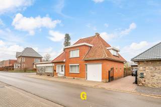 Op een gunstige ligging langs Boeleberg, ter hoogte van nummer 25, bevindt zich deze vrijstaande woning op een perceel van 3a 85ca. De woning werd doorheen de jaren bijzonder netjes onderhouden en biedt een interessante basis voor een grondige renovatie.<br /><br />Van hieruit staat men na een kleine tien minuutjes wandelen al op het dorpsplein van Hoeselt. In het centrum vindt men alles wat men dagelijks nodig heeft, zoals winkels, scholen, bakkers, de slager, enkele gezellige eetadresjes en verschillende supermarkten. De E313 ligt op amper anderhalve kilometer, zodat ook de verbinding met omliggende steden bijzonder vlot is. Het centrum van Bilzen bereikt men na een viertal kilometer.<br /><br />Hoewel de woning technisch en energetisch aan renovatie toe is, valt onmiddellijk op hoe verzorgd het eigendom steeds werd bewoond en onderhouden. De bestaande indeling biedt bovendien heel wat mogelijkheden. Naast drie slaapkamers op de verdieping zijn er op het gelijkvloers nog twee volwaardige kamers die dienst kunnen doen als vierde en vijfde slaapkamer, bureel of hobbyruimte. Een grondige renovatie biedt hier de mogelijkheid om van deze vrijstaande woning opnieuw een comfortabele thuis te maken, volledig ingericht volgens eigen smaak en noden.<br /><br />INDELING/OMSCHRIJVING<br />Gelijkvloers<br />-Inkomhal met trap naar de verdieping<br />-Gelijkvloerse slaapkamer, eveneens geschikt als bureel of hobbyruimte<br />-Ruime leefruimte<br />-Keuken<br />-Aanpalende bergruimte<br />-Ruime wasplaats met douche<br />-Inpandige garage<br />1ste verdieping<br />-Nachthal<br />-Badkamer<br />-Drie slaapkamers<br />Zolder<br />-Bereikbaar via zolderluik<br />Kelder<br />-Kelder met CV<br />Buitenomgeving<br />-Terras<br />-Tuintje<br /><br />EPC: 620 kWh/m² p.j. – label F – bijgevolg is deze woning onderhevig aan de renovatieplicht.<br /><br />Deze vrijstaande woning kan een interessante kans zijn voor gezinnen die bewust op zoek zijn naar een renovatieproject met drie à vier slaapkamers, een inpandige garage en een eigen tuintje, op een centrale ligging vlak bij het dorpsplein van een bloeiende gemeente zoals Hoeselt en met een vlotte verbinding naar omliggende steden.<br /><br />Bekijk zeker ook het filmpje!<br />https://www.instagram.com/p/DcIpMGaKTGj/