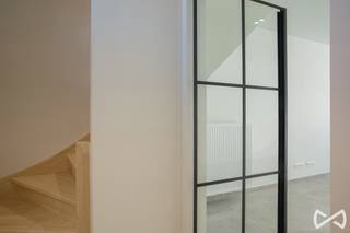 <span>Deze goed georiënteerde nieuwbouwwoning is gelegen in Michelbeke en afgewerkt met uiterst duurzame materialen. </span><br /><br /><span>Deze omvat een inkomhal, bezoekerstoilet, leefruimte met open ingerichte keuken met zicht op terras en tuin, afzonderlijke ruime berging met aansluitend garage en toegankelijkheid naar de tuin. Bovenverdieping omvat 3 ruime slaapkamers met veel lichtinval, apart toilet en ingerichte badkamer met ligbad, inloopdouche en dubbel lavabomeubel met integraaltablet. Vaste trap naar tweede verdiep die ruime masterbedroom omvat met extra bergruimte. </span><br /><br /><span>Makkelijk goed te onderhoud tuin voorzien van maairobot en extra parkeergelegenheid voor tweede wagen. Afgewerkt met cv verwarming met radiatoren, individuele regenwaterput aangesloten op toiletten, wasmachine en buitenkraan, verwarming op aardgas en kwalitatieve materialen. Volledig voorzien van lichtarmaturen, geschilderd en afgewerkt met gordijnen aan de slaapkamervensters. Kortom meer dan een bezoekje waard!</span><br /><br /><span>Beschikbaar vanaf 1 september 2026.</span><br /><br /><span>Voor meer informatie of een vrijblijvend bezoek bel Stefanie op het nummer 055/59 50 10 of email stefanie.browaeys@weinvest.be.</span>