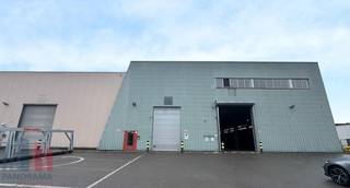 Deze<strong> kantoorruimte</strong> met een totale oppervlakte van<strong> 1.470 m²</strong> en <strong>607 m² opslagruimte</strong> is ideaal voor bedrijven die op zoek zijn naar een strategisch gelegen en flexibel inzetbare werkomgeving. Dankzij de ligging vlak bij de <strong>E40,</strong> de Brusselse Ring <strong>R0</strong> en de <strong>A201</strong> richting Brussels Airport geniet het gebouw van een uitstekende bereikbaarheid, terwijl de luchthaven zich op slechts 5 km bevindt.<br /><br />Het gebouw beschikt over ruime <strong>opslagruimtes van 607 m² tot 2.957 m²,</strong> gecombineerd met <strong>kantooroppervlaktes van 227 m² tot 3.717 m².</strong> Ideaal voor ondernemingen die behoefte hebben aan een efficiënte combinatie van logistiek, flexibiliteit en een professionele werkomgeving.<br /><br />De <strong>kantoorruimtes</strong> bieden een lichte en efficiënte werkomgeving met grote raampartijen die zorgen voor veel natuurlijk licht. Het verlaagde systeemplafond is uitgerust met geïntegreerde LED-verlichting, ventilatie en HVAC-installatie met luchtverdeling voor een optimale luchtcirculatie. De flexibele indeling maken het eenvoudig om zowel open werkplekken als afgesloten vergaderruimtes te creëren. <br /><br />De verschillende units kunnen bovendien flexibel gecombineerd worden met <strong>magazijnruimtes </strong>waardoor het gebouw zich moeiteloos aanpast aan uiteenlopende bedrijfsnoden.<br /><br />De <strong>magazijnruimte</strong> geniet van een <strong>vrije hoogte van 8,5 m</strong> en is ideaal voor logistieke of industriële activiteiten. De eerste magazijn is momenteel ingericht met verlaagde plafonds, binnenwanden en bijkomende voorzieningen, maar kan eenvoudig worden teruggebracht naar een klassieke, open opslagruimte.<br /><br />Op het terrein zijn ruime parkeermogelijkheden voorzien voor personeel en bezoekers, wat de toegankelijkheid nog verder versterkt. Het volledige complex is <strong>onmiddellijk beschikbaar</strong> en vormt een ideale oplossing voor bedrijven die willen groeien op een locatie met maximale zichtbaarheid en bereikbaarheid.<br /><br />Voor bijkomende inlichtingen, het lastenboek, plannen of een vrijblijvend plaatsbezoek kan je terecht bij <strong>PANORAMA B2B</strong> op <strong>0477 30 40 05</strong>