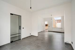 Instapklare, charmante gezinswoning met 2slaapkamers en terras. <br /><br />Op zoek naar een stijlvolle woning waar u meteen uw intrek kan nemen?<br />Deze woning werd volledig gerenoveerd in 2024 en is centraal gelegen in Kuurne, in de nabijheid van scholen, winkels en openbaar vervoer.<br /><br />INDELING: inkom, aangename lichtrijke leefruimte met aanpalende volledig uitgeruste maatkeuken met kwalitatieve SMEG-toestellen. Verder vindt u op het gelijkvloers een praktische berging/wasplaats en een apart gastentoilet.<br />Op de eerste verdieping bevinden zich de overloop, ruime badkamer (dubbele lavabo, bad en douche) en een eerste grote slaapkamer.<br />De tweede verdieping werd ingericht als een extra ruime slaapkamer, ideaal als master bedroom.<br /><br />TROEVEN: Instapklaar, volledig gerenoveerd (2024), op maat gemaakte keuken, zonnepanelen, centrale verwarming op aardgas, dubbele beglazing, conforme elektriciteit, centraal gelegen, afgewerkt met kwalitatieve materialen.<br /><br />Kortom: een perfecte combinatie van charme, comfort en een centrale ligging!<br />Interesse? <br />Contacteer Immo Beguin voor een bezoek ter plaatse: tessa@immobeguin.be