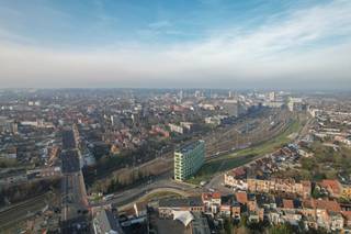<p>Ontdek deze instapklare studentenkamer van 20 m² op de gelijkvloers van Residentie Woods. Deze toplocatie combineert comfort en bereikbaarheid, op wandelafstand van het station van Leuven en met een vlotte busverbinding.<br /><br />De kamer is modern uitgerust met een bureau, een opklapbaar dubbel bed, ingebouwde kasten en privé-sanitair (wc, lavabo en douche). Perfect voor studenten die hun eigen plekje zoeken met alle voorzieningen binnen handbereik.<br /><br />Elke verdieping beschikt over een gezamenlijke, moderne keuken met een prachtig zicht op het Belle Vue park. <span>Daarnaast is er directe toegang tot een gemeenschappelijk terras waar men tot rust kan komen. Bovendien beschikt het gelijkvloers over een ruime gemeenschappelijke leefruimte die ideaal is om te ontspannen.</span><br /><br />Deze eigendom is niet alleen ideaal voor eigen gebruik, maar ook een uitstekende kans voor investeerders dankzij de centrale ligging en de blijvende vraag naar kwalitatieve studentenkamers in Leuven.<br /><br />Contacteer ons vandaag nog voor meer informatie of een bezoek!</p>