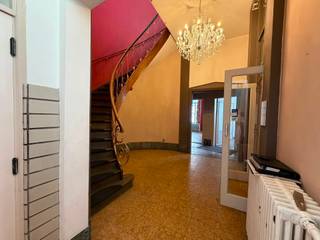 <strong>Handelspand in voormalige dokterswoning verdeeld in meerdere kantoren en/of winkelruimtes met achteraan een tuin en inpandige garage. </strong><strong>Onmiddellijk beschikbaar.</strong><br /><br /><strong>Ligging: </strong>Voormalige dokterswoning op de hoek van de Sint-Antoniusstraat en de Leopoldstraat, vlakbij de winkelstraat van Turnhout, de Gasthuisstraat, de Grote Markt en de Warande.<br /><br /><strong>Beschrijving: </strong>Voormalige dokterswoning op de hoek van de Sint-Antoniusstraat en de Leopoldstraat. Zeer ruime woning met meerdere ruimtes verdeeld over de gelijkvloerse verdieping en de bovenverdieping. Deze woning werd tot voor kort gebruikt als opleidingslokalen. Aanwezigheid sanitair, keuken, kelder en inpandige garage. Achteraan de woning zit een ingesloten tuin met veel privacy. De mogelijkheden van deze woning zijn uitgebreid: leslokalen, administratie, winkel, horeca, kantoorruimte, ...