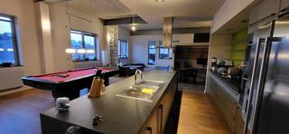 NLUnieke, lichtrijke loft van 125 m² in de Bisséstraat, nabij het centrum van Brussel. Open indeling met 4 m hoge plafonds, grote raampartijen...