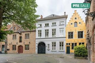 L'impressionnant manoir situé au cœur de Bruges possède une riche histoire remontant à avant 1850 et offre une opportunité de vie unique dans l'un...