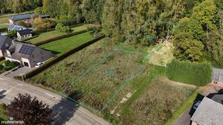 GUNSTIG GELEGEN BOUWGROND VOOR OPEN BEBOUWING IN RUSTIGE OMGEVING TE EIGENBILZEN<br /><br />*** Bekijkt U deze bouwgrond via een aanverwante website? Surf dan naar https://matisimmo.be/nl/aanbod/4486664/bouwgrond-te-koop-in-3740-bilzen-hoeselt en klik op volgende link voor het INTERACTIEF GRONDPLAN: https://grondplan.matisimmo.be/grondplan/?map=BilzenLochstraatLot2A ***<br /><br />Deze bouwgrond is gelegen aan de Lochtstraat te Eigenbilzen, een deelgemeente van Bilzen. Alle basisvoorzieningen zoals eetgelegenheden, apotheek, kleine supermarkt, bank, etc., zijn in de dorpskern van Eigenbilzen terug te vinden op slechts enkele minuten wandelen. Het gezellige stadscentrum van Bilzen bevindt zich op minder dan 10 minuten rijden.<br /><br />Totale oppervlakte: 15a 45ca.<br />Het perceel beschikt over een breedte vooraan van 16,5 meter en een diepte van ongeveer 86 meter.<br />De bouwdiepte bedraagt 17 meter op het gelijkvloers en 12 meter op de verdieping.<br />De bouwbreedte bedraagt 10,5 meter.<br /><br />Er zijn onder meer volgende verkavelingsvoorschriften van toepassing:<br />Hoofdbestemming: ééngezinswoning ;<br />Nevenbestemming: kantoorfunctie, vrije beroepen en diensten met voorwaarden;<br />Dakvorm: hellend dak met een dakhelling van 40° en een maximale kroonlijsthoogte van 4,50 meter;<br />Bouwhoogte hoofdgebouw: maximaal 1,5 bouwlaag;<br />Bijgebouwen achtertuin: max. oppervlakte 40m²;<br /><br />Voor meer informatie omtrent deze bouwgrond kan u vrijblijvend contact opnemen met ons kantoor via 089/44.00.00 of info@matisimmo.be.<br /><br />Bestuursmaatregelen in het maatregelenregister: nee
