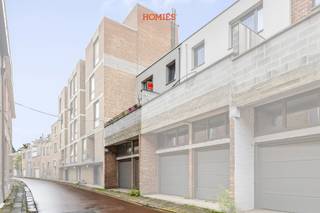 Graag stellen wij u deze instapklare woning voor in het gegeerde Heverlee. De woning is gelegen op wandelafstand van faciliteiten zoals een een spar, een delhaize, een bakker, de post, een middelbare school, geniet goede verbinding met de E40/ E314, de belangrijke verbindingswegen en is gelegen op een boogscheut van het centrum van Leuven. De woning is gelegen op de Naamsesteenweg doch geeft aan de achterkant uit op de groenstraat. Bovendien biedt de woning 2 inpandige garageboxen, met automatische sectionale poorten en is deze volledig onderkelderd! Het betreft een gesloten bebouwing dat in 2010 een volledige metamorfose onderging, daarenboven werden in 2023 de voor- en achtergevels voorzien van nieuwe isolatie en nieuw gevelpleisterwerk. Bij binnenkomst merk je de knusheid en gezelligheid, doch presenteert het huis zich zeer trendy. De woonvertrekken bestaan uit de volledig ingerichte leefkeuken met aansluitende eetplaats &amp; living. Van hieruit heeft u toegang tot het terras. De inkom op het gelijkvloers biedt plaats aan een vestiaire alsook directe toegang tot de inpandige garage/wasplaats/kelder. Op de eerste verdieping vindt u twee ruime slaapkamers, een bijkomende kinderkamer of home office en badkamer met douche, wc en wastafel. Bijkomend pluspunt is de enorme kelder dat zorgt voor extra opbergruimte of een polyvalente ruimte. Een ideale opportuniteit als starterswoonst, investering voor de studerende kinderen of co-housers! info@homies.be of 016/22.82.22.<br /> 