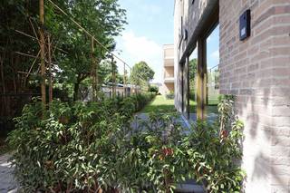 <strong>OPGELEVERDE STAPELWONING IN PROJECT OSCAR</strong><br />Grijp deze kans en plan vandaag nog uw bezoek! Contacteer ons via <strong>03 344 77 44</strong> of <strong>verkoop@homevast.be</strong>.<br /><br />Bent u op zoek naar een <strong> BEN-woning of BEN-appartement</strong> in een rustige, groene omgeving in Beveren?<br />Op een steenworp van het centrum, het station en de fietsostrade Antwerpen–Gent bevindt zich nieuwbouwproject <strong>Oscar</strong>. Deze verborgen parel combineert comfortabel wonen met rust en groen. <br /><br />Het project omvat <strong>39 stijlvol afgewerkte BEN-appartementen</strong> (Bijna EnergieNeutraal) en <strong>7 stapelwoningen</strong>, verdeeld over <strong>4 gebouwen</strong>.<br />Elke BEN-woning is uitgerust met <strong>vloerverwarming via een individuele lucht-water warmtepomp</strong>, <strong>ventilatiesysteem type D met warmterecuperatie</strong>, <strong>4 zonnepanelen van 445 Wp per paneel</strong> en behaalt een <strong>uitstekend E-peil van E14</strong>. Dit resulteert in een hoog wooncomfort én aantrekkelijke financiële voordelen, zoals <strong>50% korting op de onroerende voorheffing gedurende 5 jaar</strong> en <strong>lage energiekosten.</strong><br /><br />Deze driegevel stapelwoning met 3 slaapkamers in gebouw D biedt een <strong>royale bewoonbare oppervlakte</strong> van <strong>138,10m²</strong> en is doordacht ingedeeld voor optimaal wooncomfort. Deze stapelwoning beschikt over een l<strong>ichtrijke leefruimte met open keuken voorzien van een werkblad in composiet</strong> <strong>en toestellen van AEG</strong>, een bureauruimte, een gastentoilet en een praktische berging op het gelijkvloers.<strong> <br /></strong>Via de beukenhouten trap bereikt u de 1e verdieping die plaats geeft aan een eerste slaapkamer met aansluitend een badkamer met ligbad en dubbel lavabomeubel, een 2de en 3de slaapkamer en een aparte douchekamer met ruime inloopdouche, een enkel lavabomeubel en een tweede toilet. Het <strong>zuidgericht terras van 9,5m²</strong> vormt de perfecte plek om in alle rust van het buitenleven te genieten.<br /><strong>Voor dit appartement worden bovendien schilderwerken uitgevoerd</strong>, zodat u zorgeloos kan intrekken.<br /><br />Daarnaast is er een <strong>ondergrondse parkeergarage</strong> met autostaanplaatsen (prijzen vanaf 20 500 euro (excl. kosten) en <strong>ruime gemeenschappelijke fietsenbergingen</strong>.<br /><br /><span>Graag laten we u dit appartement persoonlijk ontdekken. Neem gerust contact met ons op voor bijkomende informatie of een bezoek via <strong>verkoop@homevast.be of tel. 03 344 77 44</strong>.</span>