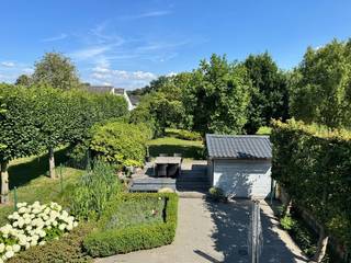 Halfopen bebouwing met praktijkruimte, tuin en tal van mogelijkheden<br /><br />In een rustige straat vlakbij het centrum van Zulte en op een boogscheut van Waregem, centraal tussen Gent en Kortrijk, vinden we deze verzorgde halfopen bebouwing met tal van mogelijkheden. Dankzij de twee aparte ingangen is dit pand perfect geschikt voor wie wonen en werken wil combineren of op zoek is naar ruimte voor een vrij beroep, kantoor of praktijk.<br /><br />Het gelijkvloers is op vandaag volledig ingericht voor professioneel gebruik. Naast de ruime inpandige garage, waar twee wagens kunnen staan, is er een inkom met wachtruimte, een apart toilet, meerdere afzonderlijke praktijk- of bureauruimtes, een douchekamer en een achterdeur die toegang geeft tot de tuin. De huidige indeling is functioneel, maar ook eenvoudig aanpasbaar aan andere invullingen.<br /><br />Via een aparte ingang kom je via de trap op de eerste verdieping, die ingericht is als woonruimte. Hier bevinden zich een ruime en lichtrijke leefruimte met grote raampartijen en een prachtig zicht op de tuin, een aansluitend balkon, een uitgeruste keuken met een praktische berging, een apart toilet, een eerste slaapkamer en een badkamer met ligbad.<br /><br />Op de tweede verdieping zijn er nog twee volwaardige slaapkamers, een tweede badkamer met douche en toilet, en een extra bergruimte die vandaag onder andere dienstdoet als sauna.<br /><br />Achteraan de woning ligt een prachtige, groene tuin waar je volledig tot rust komt. Voor de woning zijn meerdere parkeerplaatsen voorzien en ook in de straat is er steeds voldoende parkeergelegenheid.<br /><br />Troeven van deze woning:<br /><br />• Automatische garagepoort<br />• 26 zonnepanelen (totaal 6370 Wp) met groenestroomcertificaten<br />• Aansluiting op stadswater en regenwater (10.000 liter)<br />• Elektrische zonnewering en zonneluifel<br />• Gezellige houthaard<br />• Parlofoon<br />• Kruipzolder<br /><br />Deze woning biedt een zeldzame combinatie van ruimte, comfort, bereikbaarheid en potentieel. Ideaal voor wie op zoek is naar een plek om te wonen en werken, met veel natuurlijke lichtinval en een aangename tuin.<br /><br />Maak een afspraak en ontdek de mogelijkheden van dit veelzijdige pand.<br />Richtprijs: €465.000