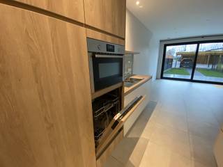 Dit prachtige gelijkvloers appartement is gelegen in Larum.<br /><br />Via de ruime inkomhal komen we in de woonkamer met open keuken en kookeiland. De keuken is uitgerust met een vaatwasser, een combi-oven, een koelkast en een inductie kookplaat. Zeer handig is de aanpalende koele berging voor het stockeren van alle voedingswaren.<br /><br />Vanuit de woonkamer kijk je uit op het terras en tuintje welke toegankelijk is via een schuifraam met vliegendeur. Van hieruit heb je ook toegang tot de carport waar plaats is voor 2 auto's en waar er tevens een stopcontact is voorzien voor het laden van je auto. De tuin is volledig omheind.<br /><br />Verder hebben we nog twee ruime kamers, een gastentoilet, een technische ruimte waar ook een wasmachine en droogkast kan geïnstalleerd worden en een badkamer met douche, meubel en tweede toilet.<br /><br />Dit energiezuinige appartement is voorzien van de modernste technieken zoals vloerverwarming, zonnepanelen,... Het betreft dan ook een BEN-20 label.<br /><br />Achteraan het gebouw heb je nog een afsluitbare en gemeenschappelijke fietsen- en vuilbakkenberging.<br /><br />Gemeenschappelijke kosten van 50 euro/maand.<br /><br />Beschikbaar vanaf 01/05/26.<br /><br />De troeven:<br /><br />- Geschilderd<br />- Verlichting geïnstalleerd<br />- Gelijkvloers<br />- Terras en tuintje<br />- BEN-20 dus energiezuinig<br />- Zonnepanelen<br />- Twee carports<br /><br />Heb je interesse? Klik op de gele knop<strong> 'IK WENS EEN BEZOEK'.</strong>