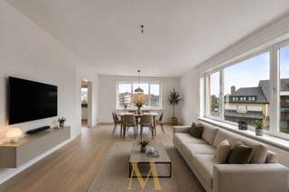 Op de tweede verdieping bevindt zich dit recent volledig vernieuwde hoekappartement, waar een aangename lichtinval, ruime vertrekken en hedendaags wooncomfort centraal staan. Dankzij de gunstige ligging in Waregem bevinden winkels, horeca, openbaar vervoer en het park zich op wandelafstand.<br /><br />De ruime inkomhal leidt naar de lichtrijke leefruimte. De grote raampartijen en hoekligging zorgen voor veel natuurlijk daglicht en versterken het open karakter van het appartement.<br /><br />De afzonderlijke keuken biedt toegang tot een gezellig terras en sluit aan op een praktische berging met aansluitingen voor wasmachine en droogkast.<br /><br />Verder zijn er twee volwaardige slaapkamers. Eén van de slaapkamers beschikt over rechtstreekse toegang tot een tweede terras. De badkamer is praktisch ingericht met een lavabo en een ligbad met douchefunctie.<br /><br />Ook aan opbergruimte is gedacht: bij het appartement hoort een privatieve kelderberging. Daarnaast zijn er voor het gebouw ruime gratis parkeermogelijkheden.<br /><br />Troeven
<ul>
<li>Recent volledig vernieuwd</li>
<li>Lichtrijk hoekappartement</li>
<li>2 terrassen</li>
<li>Conforme elektrische installatie</li>
<li>Energiezuinig EPC-label B</li>
<li>Privatieve kelderberging</li>
<li>Gratis parkeermogelijkheden voor de deur</li>
</ul>
<br />Interesse of wenst u een bezoek in te plannen?<br />Contacteer Maxime Vanneste via 0498 44 78 00 of info@maximevanneste.be.