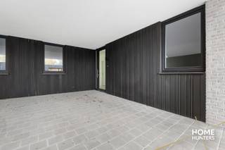 Deze luxueuze eengezinswoning is gelegen in een rustige site te Ieper, op wandelafstand van lokale handelaars, scholen, openbaar vervoer... <br /><br />Deze parel is ingedeeld in een inkomhal, een woonkamer met open keuken, 2 slaapkamers, een badkamer, een technische ruimte/wasplaats, een tuin met tuinberging en een carport. <br /><br />Verder is de ganse woning voorzien van zonnepanelen met een thuisbatterij en warmtepompen. <br /><br />Deze woning is onmiddellijk beschikbaar. <br /><br />Gemeenschappelijke kosten: €40/maand