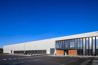 Moderne logistieke ruimte van 5.858m² te huur in een gebouw van 14.204m². De 5.858m² (unit 3) is een aparte unit die beschikt over 10 m vrije...