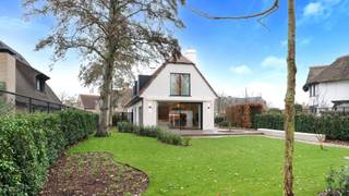 Exclusieve, volledig gerenoveerde villa op rustige ligging in KnokkeOp een discreet en rustig gelegen perceel in Knokke bevindt zich deze...