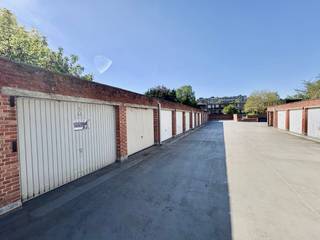 Deze bovengrondse garagebox, gelegen te Deken De Winterstraat 6 in een rustige en veilige straat parallel met de Fruithoflaan, bevindt zich vlakbij belangrijke invalswegen zoals de E19, E34 en de Antwerpse ring.<br /><br />De garagebox is momenteel verhuurd en vormt hierdoor een interessante opportuniteit voor investeerders. De box biedt een veilige en praktische parkeer- of stockageruimte. Inrijhoogte: ca.1,90 m<br /><br />Vraagprijs: € 27.500,00<br /><br />Interesse? Stuur een mail naar immo@sidimex.be<br /> of bel ons op het nummer 03 203 02 02.