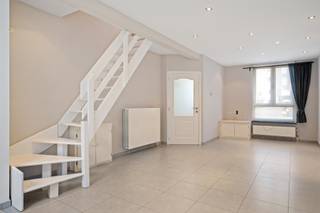 Gelegen op een goed bereikbare locatie, vlakbij winkels, scholen, openbaar vervoer en belangrijke invalswegen, bevindt zich deze instapklare eengezinswoning met terras en tuin. <br /><br /><span><strong>Indeling van de woning</strong></span>:<br /><br /><span><strong>gelijkvloers</strong></span>: inkomhal - toegang tot de leefruimte ingedeeld in een salon, eetkamer en een open keuken. De keuken is uitgerust met een aanrecht voorzien van een spoelbak, vaatwasmachine, oven en gasfornuis met dampkap. Verder is er nog een badkamer/wasplaats uitgerust met een ligbad/douche, lavabo, toilet en aansluitingen voor wasmachine en droogkast.<br /><br /><span><strong>Verdieping</strong></span>: overloop met toegang tot 2 ruime slaapkamers. Vanuit 1 van de slaapkamers is er via een uittrekbare trap toegang tot een grote polyvalente ruimte, mogelijks in te richten als slaapkamer 3/hobbykamer/berging.<br /><br /><span><strong>Het terras en de tuin</strong></span> zijn bereikbaar via een schuifraam aan de keuken. De oriëntatie van de tuin is zuidoost.<br /><br /><span><strong>Bijzonderheden</strong></span>: de woning is gerenoveerd in 2000 en 2013 o.a. vernieuwen van het hoofddak met de dakbedekking en dakbedekking van dak badkamer en keuken, nieuwe ramen o.a. de dakramen - instapklaar - c.v. op aardgas (condensatieketel 2019) - elektriciteit conform, asbestveilig, EPC 200 kWh/m² - UC 518615 - label B - Vg-Wg-Gvv-Gvkr-Gmo-Gworg.