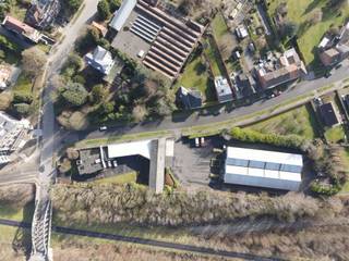 <p><span>Aan de stadsrand, goed gelegen bedrijfssite bestaande uit 2 loten  </span></p><p><span>Lot 1 : Multifunctioneel bedrijfsgebouw van +/- 900m² met kantoor en sanitair, toegangspoort en parking</span></p><p><span>Lot 2 : State-of-the-art uitgeruste kantoren van +/- 350m² met parking</span></p><p><span> </span></p>