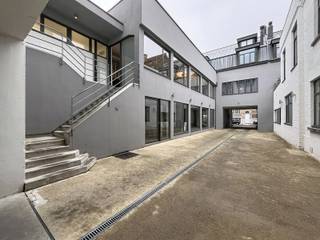 Doe een virtueel bezoek via www.living-stone.be en plan je bezoek in.Kantoorruimte in Brussel (Laken)Dit veelzijdige commerciële pand op de eerste...