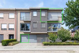 <p><span>Op zoek naar een instapklaar appartement op een rustige, groene locatie met alle voorzieningen binnen handbereik? Dan is dit verzorgde appartement in Maria-ter-Heide (Brasschaat) zeker een bezoek waard.</span></p><p><span>De ligging is een absolute troef. U woont vlak bij parken, supermarkten, winkels en openbaar vervoer, terwijl de nabijgelegen invalswegen zorgen voor een uitstekende bereikbaarheid.</span></p><p><span>Het appartement combineert hedendaags wooncomfort met een praktische indeling en een energiezuinige afwerking. Dankzij de zonnepanelen, airconditioning en elektrische screens geniet u het hele jaar door van een aangenaam woonklimaat en een lager energieverbruik.</span></p><p><span>De ruime, lichtrijke leefruimte sluit naadloos aan op de open, volledig uitgeruste keuken, waardoor een gezellige en functionele leefomgeving ontstaat. Daarnaast beschikt het appartement over een praktische berging, een apart gastentoilet, twee volwaardige slaapkamers en een verzorgde badkamer met zowel een ligbad als een inloopdouche.</span></p><p><span>Als extra troeven zijn er een inpandige autostaanplaats en een lift aanwezig, wat het wooncomfort compleet maakt.</span></p><p><span>Kortom, een instapklaar appartement dat comfort, energiezuinigheid en een uitstekende ligging perfect combineert.</span></p>
