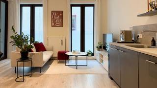 This modern apartment of approximately 59 m² is located in the 'Broetgans' residence, part of the fantastic 'De Dams' development on Lange Nieuwstraat. The combination of historic buildings and contemporary architecture makes this project a unique residential concept in the city center. The location blends the luxury of the city's historic and commercial heart with exceptional peace and a sense of seclusion.
The entrance hall, which includes space for a coat closet, provides direct access to the pleasantly spacious living area; this opens onto a cozy, sheltered terrace of approximately 4 m².
The open-plan kitchen features a sleek, modern design with handle-free cabinetry and is equipped with seamlessly integrated appliances: a combi-oven, ceramic cooktop, refrigerator with freezer compartment, and dishwasher.
The bedroom is served by an adjacent bathroom featuring a shower, washbasin, and toilet.
There is also a storage room with connections for a washing machine and dryer.
A key highlight of this project is undoubtedly the inner courtyard. Formerly a playground, it has been beautifully transformed into a green oasis of tranquility.
The residence was built to BEN (Nearly Energy Neutral) standards, resulting in an impressive E-level rating of just E25. Sustainable living in a highly central yet quiet setting is the core focus here.
Communal bicycle storage is available.
Option to purchase an underground parking space for € 40,000 (excluding registration tax).