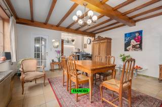 In de De Donckerstraat te Gistel bevindt zich deze zeer ruime woning boordevol potentieel, ideaal voor wie op zoek is naar een renovatieproject met karakter en tal van mogelijkheden. Dankzij het uitzonderlijk grote bewoonbare oppervlak biedt deze eigendom alle ruimte om een warme gezinswoning, een combinatie wonen/werken of een investeringsproject te realiseren.<br /><br />De woning beschikt over grote volumes en een solide structuur, wat een uitstekende basis vormt voor een hedendaagse herinrichting op maat. Authentieke elementen en de royale ruimtes geven de woning een uniek karakter dat na renovatie volledig tot zijn recht kan komen.<br /><br />Achteraan geniet u van een aangenaam terras, een waardevolle troef in een centrale en vlot bereikbare ligging, op wandelafstand van winkels, scholen, openbaar vervoer en andere voorzieningen. Bovendien bevindt u zich op korte afstand van de kust en belangrijke verbindingswegen.<br /><br />Elk bod zal worden voorgelegd aan de eigenaars, die vrij zijn om het aanbod al dan niet te aanvaarden.<br /><br />Bent u op zoek naar een woning waar u uw eigen stempel op kunt drukken, met ruimte, karakter en een uitstekende ligging? Dan is deze eigendom beslist een bezoek waard.