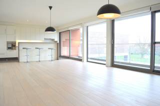 Ontdek dit uitzonderlijk ruim en stijlvol afgewerkt appartement van maar liefst 143 m², ideaal gelegen op een toplocatie vlak bij het centrum van Harelbeke. Hier geniet u van een perfecte combinatie van ruimte, comfort, hoogwaardige afwerking en een uitstekende energieprestatie.<br /><br />Indeling als volgt:<br />Bij het betreden van het appartement komt u terecht in een lichtrijke leefruimte met sfeervolle gaskachel. De moderne open keuken, eetplaats en woonkamer vormen één harmonieus geheel en strekken zich uit over de volledige lengte van het appartement. De kwaliteitsvolle keuken beschikt over tal van praktische opbergkasten, hoogwaardige toestellen en een aansluitende praktische berging.<br /><br />De grote raampartijen zorgen voor een overvloed aan natuurlijk licht en creëren een aangename, rustige leefomgeving. Via de schuiframen bereikt u het zuidoostgerichte terras van 17 m², waar u volop kunt genieten van de zon.<br /><br />Verder beschikt het appartement over 3 volwaardige slaapkamers.<br />De badkamer is voorzien van inloopdouche, ligbad en een dubbele wastafel.<br />Apart toilet.<br /><br />Als surplus zijn een ruime bovengrondse autostaanplaats én een private berging inbegrepen in de vraagprijs.<br /><br />Bent u op zoek naar comfortabel wonen op wandelafstand van bakkers, slagers, scholen, winkels en gezellige restaurants? Dan is dit appartement beslist een bezoek waard!<br /><br />EXTRA TROEVEN: HR-beglazing, CV op aardgas, ...<br /><br />Onze ref. DEV5134