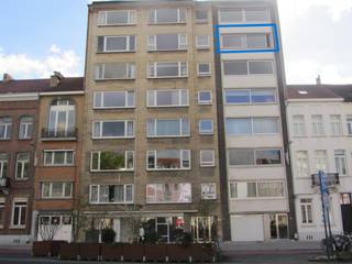 3-SLK APPARTEMENT MET ZONNIG TERRAS + ONDERGRONDSE PARKEERPLAATS IN HET GEBOUW.<br />Dit gerenoveerd 3-SLK appartement (+/- 100m²) is gelegen in de schaduw van de Brusselsepoort, op de 6e verdieping in een gebouw met lift. De gevelbreedte bedraagt 6m waardoor het raam in de leefruimte een spectaculair panoramisch uitzicht biedt over de Sint-Romboutstoren en het centrum van de stad.<br />Indeling: inkomhal, leefruimte, keuken, bijkeuken, nachthal, gastentoilet, berging/wasplaats, badkamer, 3 slaapkamers (waarvan 1 met directe toegang tot een zuid/west georiënteerd terras). Het appartement werd recent totaalgerenoveerd en is 100% instapklaar, de nieuwe eigenaar kan dus gerust zijn dat hij de eerstkomende jaren niets meer extra zal moeten investeren. Het ganse appartement is voorzien van nieuwe ramen met 3-dubbele beglazing. De ramen van slaapkamers zijn nog extra voorzien van zowel een binnenzonwering als een elektrisch bedienbaar rolluik (met afstandsbediening) aan de buitenzijde. Alle buitenmuren werden extra geïsoleerd aan de binnenzijde, de achtergevel wordt op dit moment nog volledig vernieuwd (deze kost zal volledig betaald worden vanuit het reservefonds van het gebouw). Volledig vernieuwde elektriciteit (volledig conform), nieuwe keuken en badkamer. Op niveau -1 bevinden zich nog een privatieve kelderberging (4m²) en een ruime autostaanplaats (zit reeds inbegrepen in de vraagprijs), bereikbaar d.m.v. een autolift. EPC-attest = label A. Voor meer info en/of een bezoek ter plaatse, contacteer Anne Raets via 0471/57 12 13 of mail naar info@buro14.be.