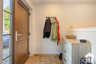 <p>Instapklare en gelijkvloerse woning te koop in Lommel! </p>
<p><strong>Lutlommel: Charmante woning met 1 slaapkamer (optie tot 2) op 547m² en zeer gunstige ligging.</strong></p>
<p> </p>
<p>Deze verzorgde en instapklare woning is gelegen op een mooi perceel van 5,47 are (547 m²) en biedt alle comfort van praktisch en toekomstgericht wonen. De woning is volledig gelijkvloers ingericht, waardoor alle ruimtes zich op één niveau bevinden. Dit maakt de woning bijzonder geschikt voor jonge starters, koppels en wie op zoek is naar een comfortabele woning voor de lange termijn. De woning beschikt over een conforme elektrische installatie en behaalt een EPC-label C. Daardoor geldt er geen renovatieverplichting. Met andere woorden, u kunt meteen beginnen genieten van uw nieuwe woonst.</p>
<p>Ook de ligging vormt een belangrijke troef. De woning bevindt zich nabij winkels, scholen en diverse dagelijkse voorzieningen. Dankzij de goede verbinding met de belangrijkste invalswegen zijn zowel Eindhoven als Hasselt vlot bereikbaar.</p>
<p> </p>
<p><strong><u>Troeven:</u></strong></p>
<ul><li>Volledig gelijkvloers ingericht (levensloopbestendig)</li><li>Conforme elektrische installatie</li><li>EPC-label C (=geen renovatieverplichting!)</li><li>Centrale ligging nabij alle dagelijkse voorzieningen</li><li>Veranda aanwezig</li><li>Inpandige garage</li><li>Polyvalente kamer (momenteel bureau) die als 2e slaapkamer kan ingericht worden</li></ul>
<p>Indeling: zie plannen in bijlage.</p>
