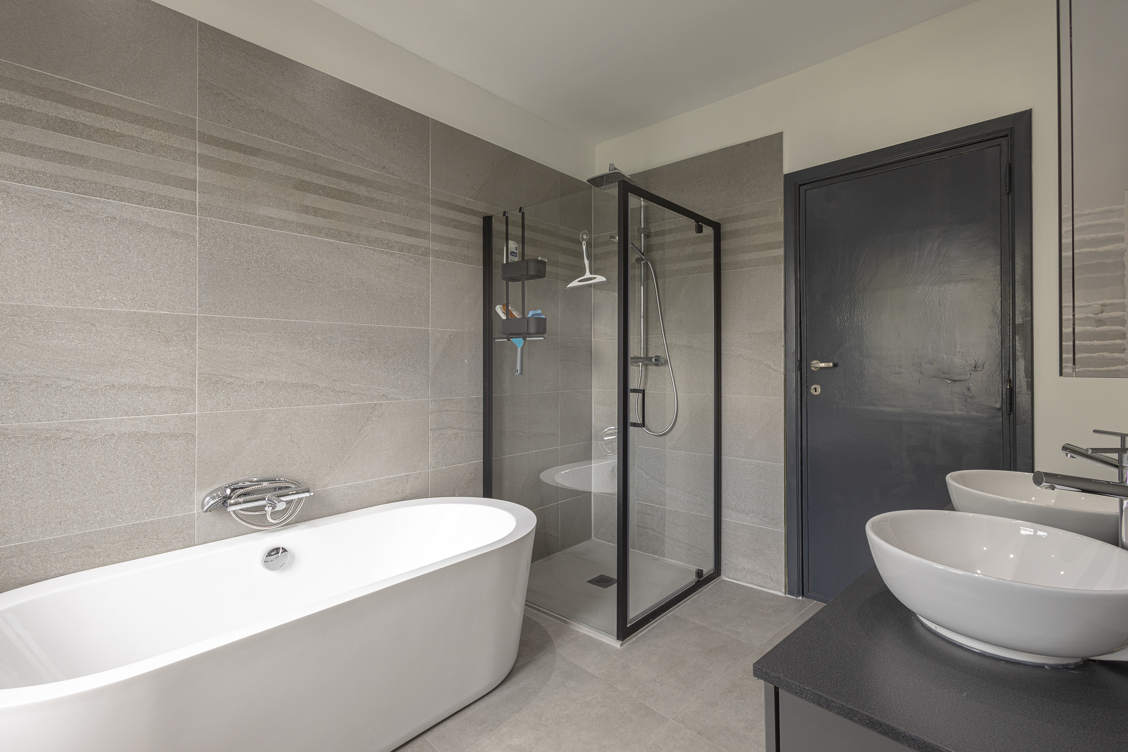 Gerenoveerde herenwoning met 5 slaapkamers, tuin en garage - foto 4