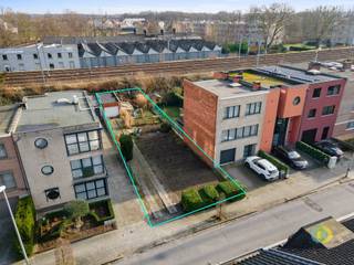 <p><span>Ready-to-build project with environmental permit: smartly designed investment property</span></p><p><span>Are you looking for a profitable project with minimal lead time and maximum profit margin? This </span><span>fully permitted building lot</span><span> offers space for a small-scale building comprising </span><span>three residential units</span><span> with two carports, a bicycle shed, and a trash storage area. Thanks to the favorable, already available </span><span>soil investigation report</span><span> and the irrevocable permit, you can </span><span>begin construction</span><span> almost </span><span>immediately</span><span>.</span></p><p><span>This project excels in </span><span>technical and cost-efficient construction</span><span>. The well-thought-out design requires </span><span>no elevator and no basement</span><span>, which significantly reduces construction costs and minimizes future maintenance costs for the homeowners’ association. This makes the project ideally suited for a smooth off-plan sales process or as a stable-value income property for your own portfolio.</span></p><p><span>The layout perfectly meets the current market demand from singles, first-time buyers, and investors:</span></p><ul><li><span>Ground Floor:</span><span> A comfortable two-room apartment with a private terrace and small garden.</span></li><li><span>Upper floors:</span><span> Two identical, easy-to-build one-bedroom apartments with terraces. The spacious terrace on the first floor, with an unobstructed view of the railroad tracks, is a major commercial asset.</span></li></ul><p><span>All plans, technical details, and return-on-investment calculations are available for you at our office. Contact us today to launch this efficient project right away.</span></p>